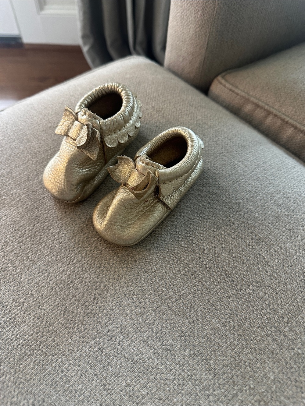 Freshly Picked Metallic Gold Baby Moccasins with Bow Accent sz 2